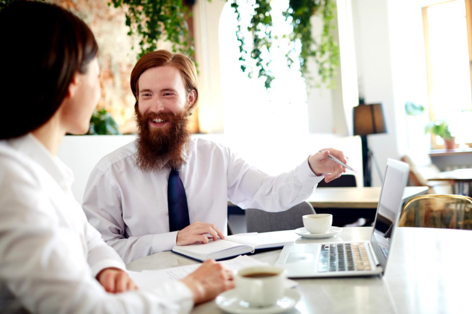 Personne organisant ses finances avec documents et ordinateur